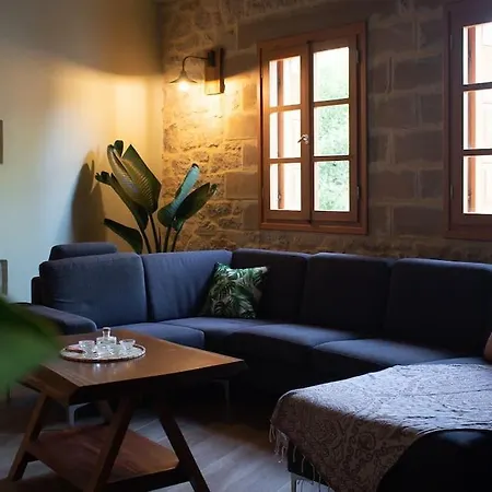 Semesterbostad Amygdalia Traditional House *